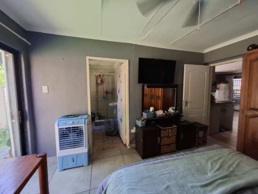 To Let  Bedroom Property for Rent in Safari Gardens North West